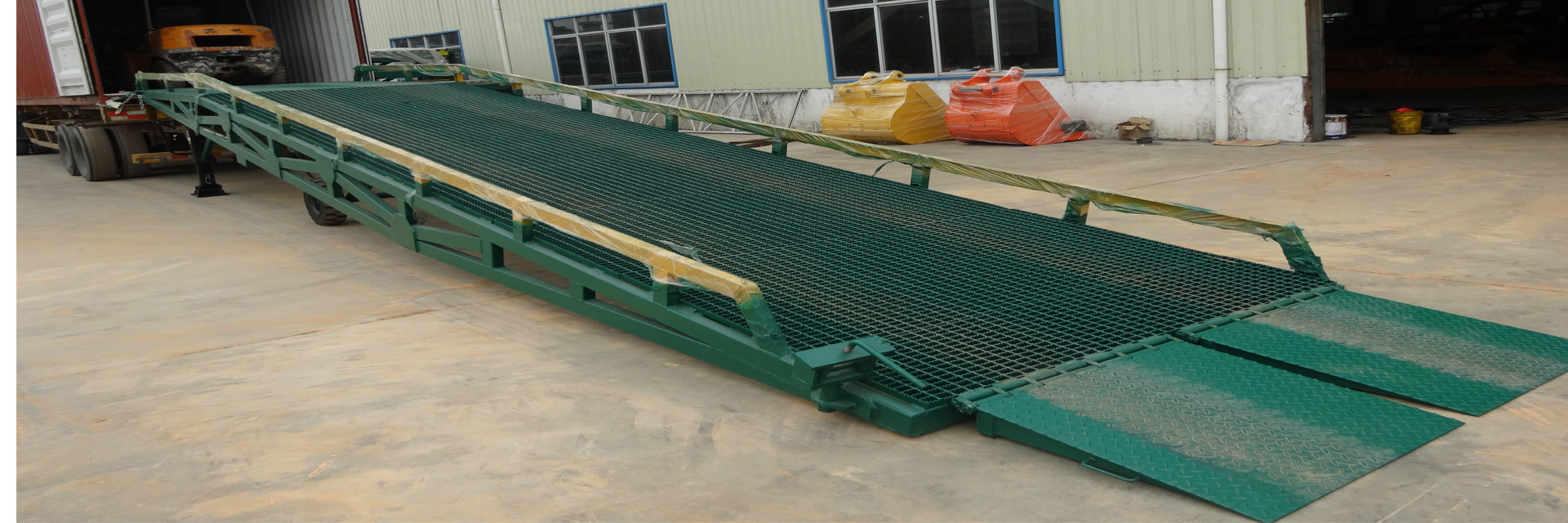 calidad El excavador ataca fábrica