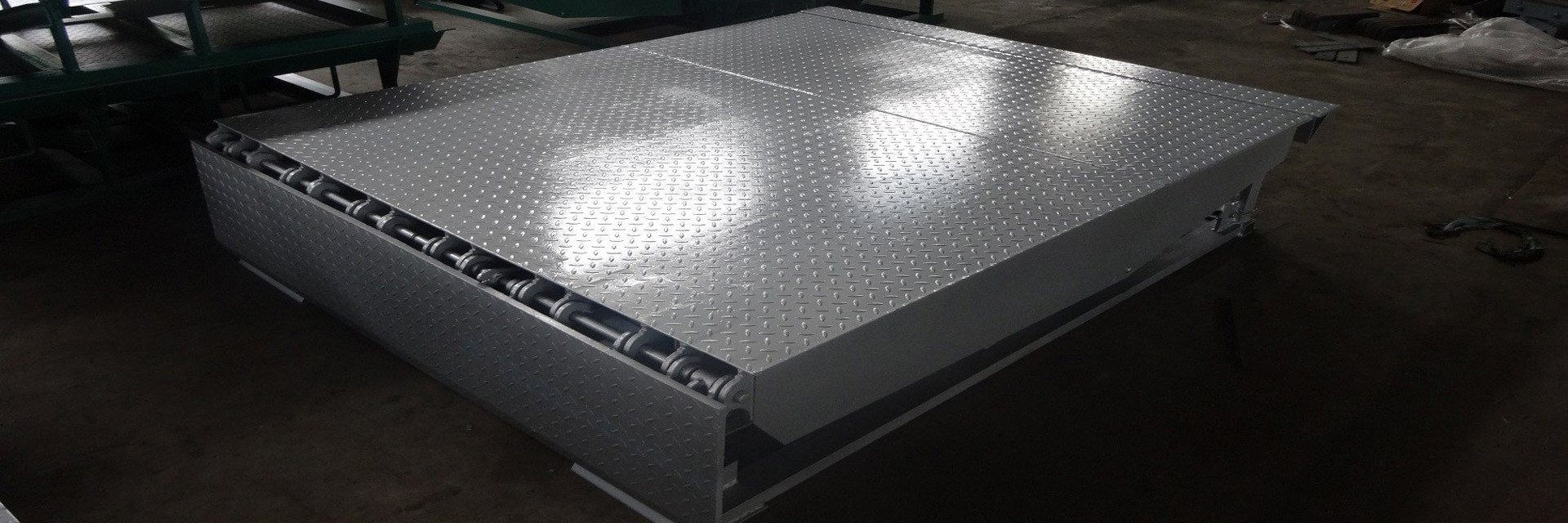 calidad El excavador ataca fábrica